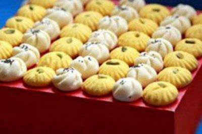 طرز تهیه شیرینی آردی ریز با دو رنگ زرد و سفید