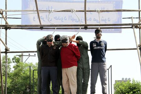 اعدام سه زورگیر شرور در خیابان گاز مشهد (تصاویر 16+) اعدام سه زورگیر شرور در خیابان گاز مشهد (تصاویر 16+)