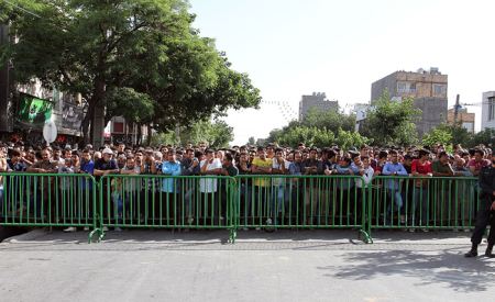 اعدام سه زورگیر شرور در خیابان گاز مشهد (تصاویر 16+) اعدام سه زورگیر شرور در خیابان گاز مشهد (تصاویر 16+)