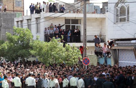 اعدام سه زورگیر شرور در خیابان گاز مشهد (تصاویر 16+) اعدام سه زورگیر شرور در خیابان گاز مشهد (تصاویر 16+)