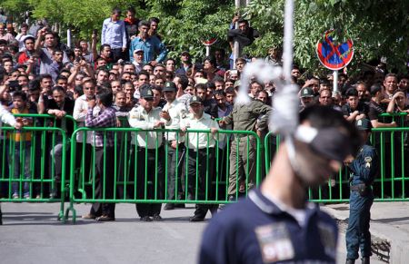 اعدام سه زورگیر شرور در خیابان گاز مشهد (تصاویر 16+) اعدام سه زورگیر شرور در خیابان گاز مشهد (تصاویر 16+)