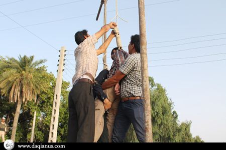 تصاویری از دار زدن مردی که به دختر 10 ساله تجاوز کرد (18+)