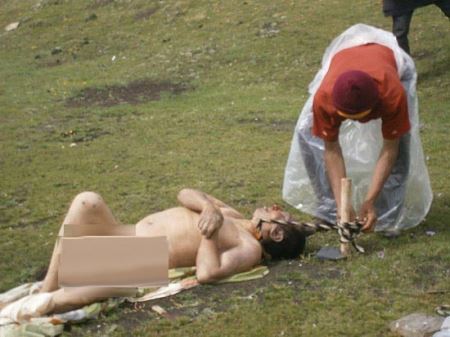 قبیله ای که جسد مردگان را به لاشخورها می دهند (عکس 18+)