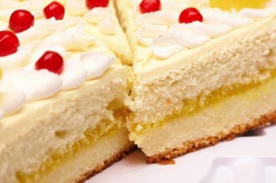 طرز تهیه کیک اسفنجی ساده با تزیین خامه و توت فرنگی