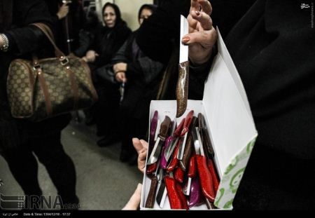 عکسهای دست فروشی خانم های جوان و خوشگل در مترو تهران عکسهای دست فروشی خانم های جوان و خوشگل در مترو تهران