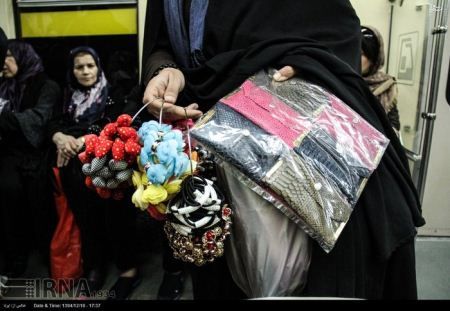عکسهای دست فروشی خانم های جوان و خوشگل در مترو تهران عکسهای دست فروشی خانم های جوان و خوشگل در مترو تهران