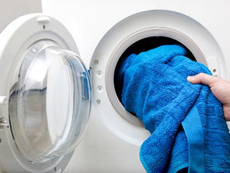 قرار دادن حوله مرطوب همراه لباس چروک در خشک‌کن