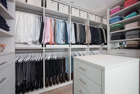 آویزان کردن لباس نم دار برای رفع چین و چروک