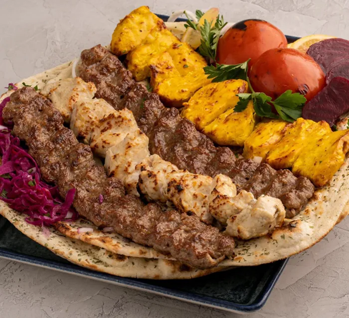 تزیین کباب کوبیده در دیس با دورچین 2