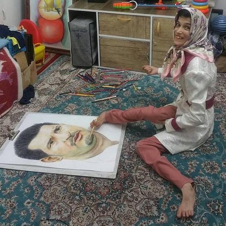 دختری با 85 درصد معلولیت چهره علی دایی را با پا نقاشی کرد + تصاویر دختری با 85 درصد معلولیت چهره علی دایی را با پا نقاشی کرد + تصاویر
