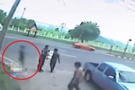 عکس های وحشتناک روح زن جوان کنار جسد پس از تصادف عکس های وحشتناک روح زن جوان کنار جسد پس از تصادف