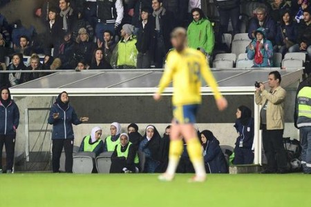 عکس های مسابقه تیم فوتبال زنان ایران با تیم بانوان سوئد