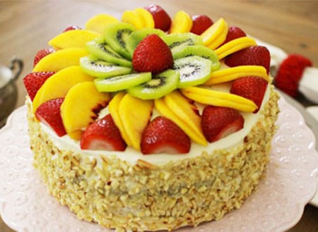عکس های خوشمزه تزیین کیک های اسفنجی با میوه