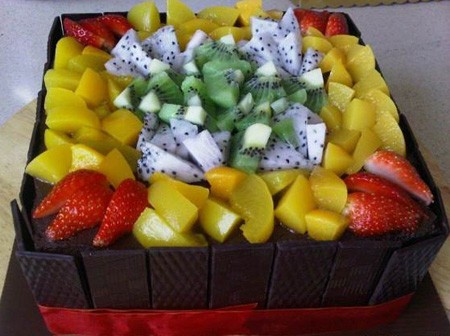عکس های خوشمزه تزیین کیک های اسفنجی با میوه