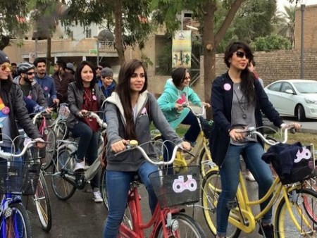 عکس های دوچرخه سواری دختران عراقی عکس های دوچرخه سواری دختران عراقی