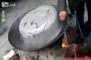 پختن سگ زنده در آب جوش 95 1235128185 samatak com