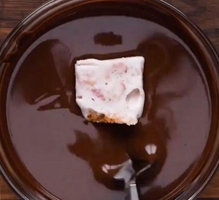 طرز تهیه دسر بیسکویت و بستنی با شکلات تخته ای طرز تهیه دسر بیسکویت و بستنی با شکلات تخته ای