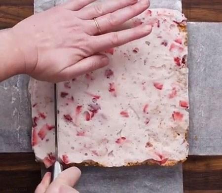 طرز تهیه دسر بیسکویت و بستنی با شکلات تخته ای طرز تهیه دسر بیسکویت و بستنی با شکلات تخته ای
