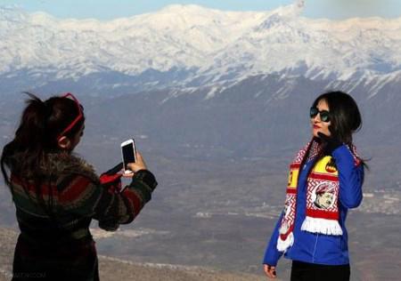 شادی دختران عراقی در برف + تصاویر شادی دختران عراقی در برف + تصاویر