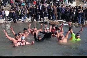 عکس شناگران مرد ایرانی در آب یخ اردبیل 79 1430947270 samatak com