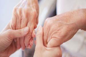 لرزش دست ها نشانه چیست 1 176478725 samatak com