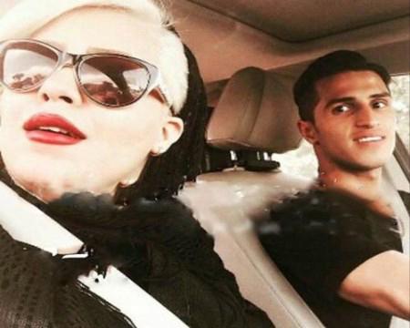 عکس های همسر علی علیپور با جام قهرمانی
