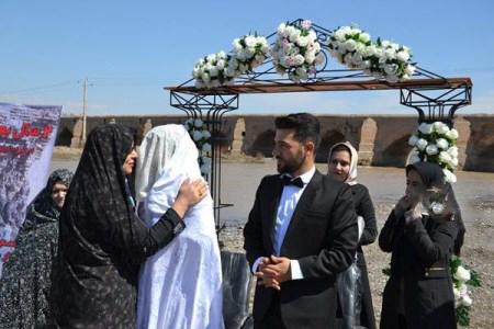مراسم عروسی زوج میانه ای در کنار پل تاریخی میانه