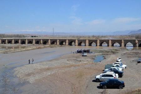 مراسم عروسی زوج میانه ای در کنار پل تاریخی میانه