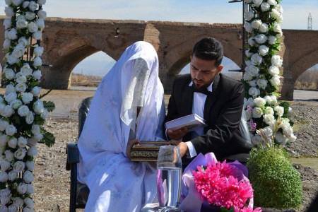 مراسم عروسی زوج میانه ای در کنار پل تاریخی میانه