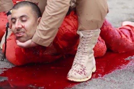 بریدن سر انسان های بی گناه بدست ابوعایشه (تصاویر 16+) بریدن سر انسان های بی گناه بدست ابوعایشه (تصاویر 16+)