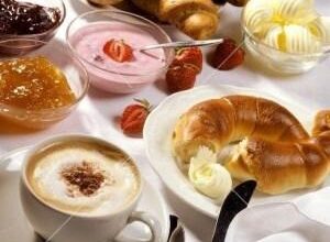 تزیین میز صبحانه ساده و شیک + چیدمان میز صبحانه دونفره 4 2052540410 samatak com