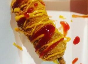 طرز تهیه کورن داگ پنیری با فیلم و تصویر Corn dog cheese 51 508451590 samatak com