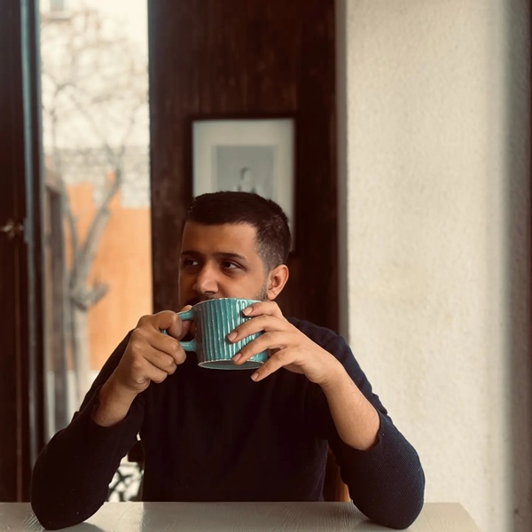 متین حیدری نیا در نقش امیرعلی در سریال به کجا چنین شتابان