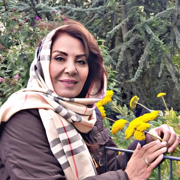 زهره حمیدی در نقش مونس مادر الهام زهره حمیدی بازیگر نقش مونس در سریال پشت بام تهران