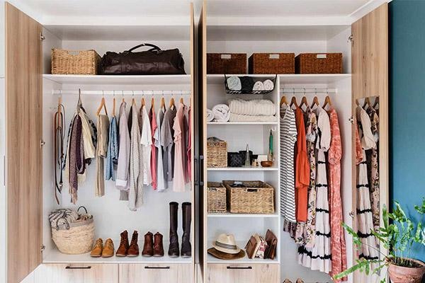استفاده از فضای بالای کمد برای چیدن لباس های کم استفاده