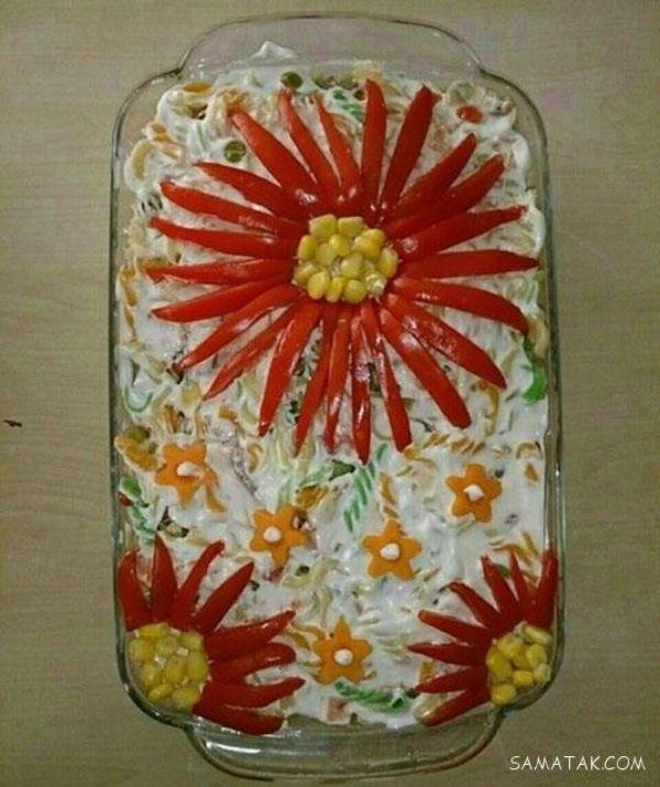 تزیین سالاد الویه با خیارشور و گوجه 2