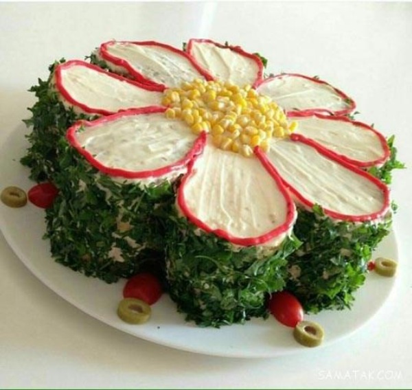 تزیین سالاد الویه با خیارشور و گوجه 3