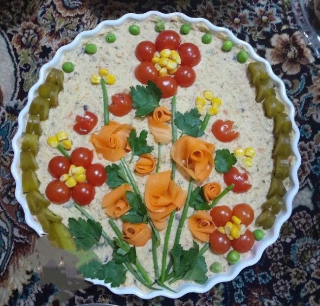 تزیین سالاد الویه با نون تست برای مدرسه 2