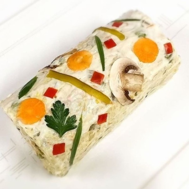 تزیین سالاد الویه ساده و شیک برای مدرسه 3