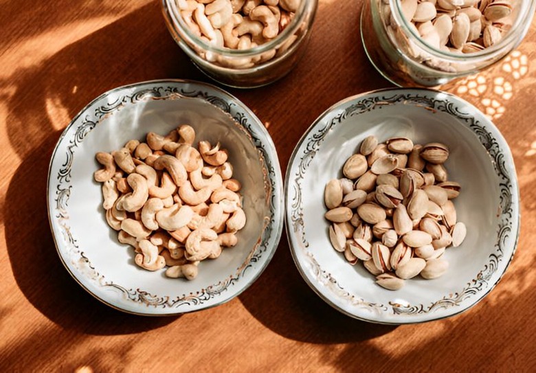 خواص عجیب بادام هندی و پسته برای دوران بارداری 1 خواص بادام هندی و پسته برای بارداری