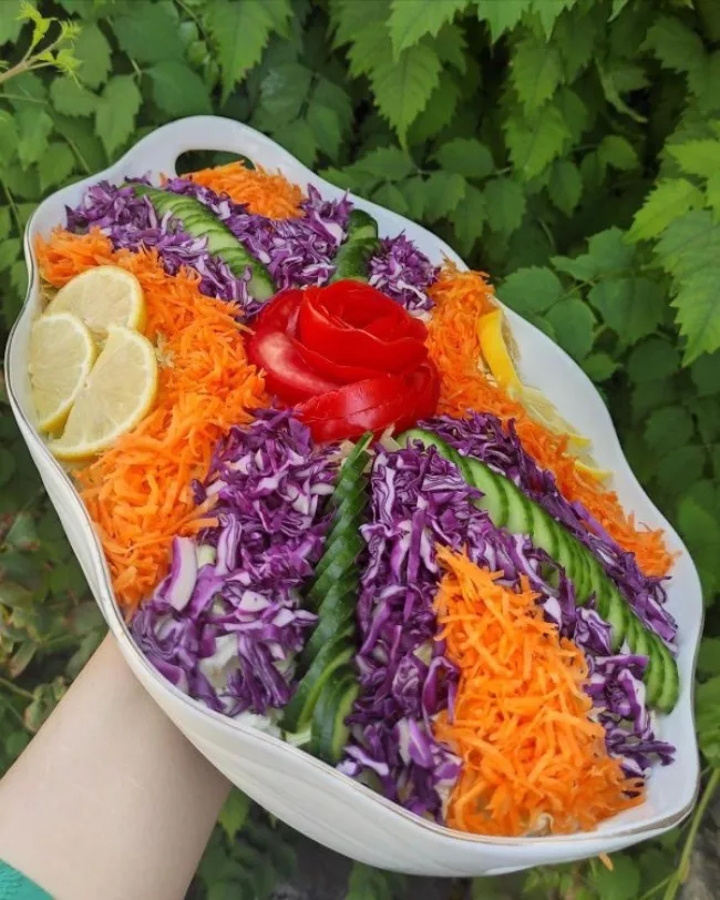 تزیین سالاد کاهو در ظرف بیضی شکل 2