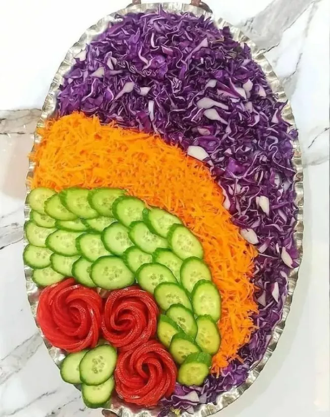 تزیین سالاد کاهو در ظرف بیضی شکل 4