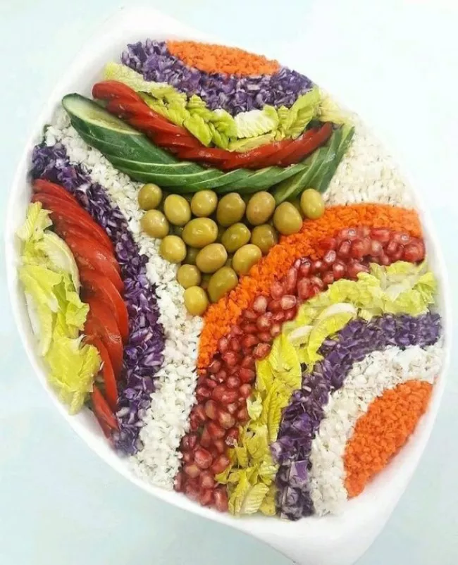 تزیین سالاد کاهو در ظرف بیضی شکل 7