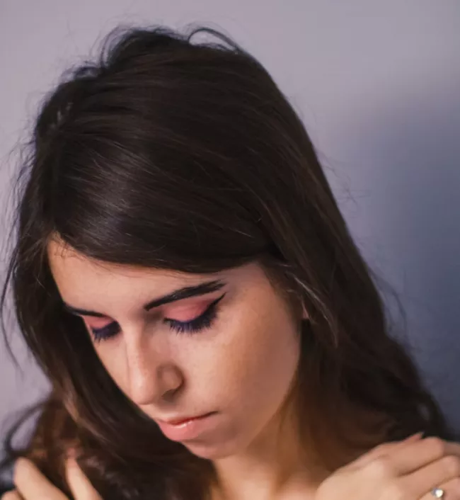 عکس دختر کتک خورده با ژست ناراحت 2