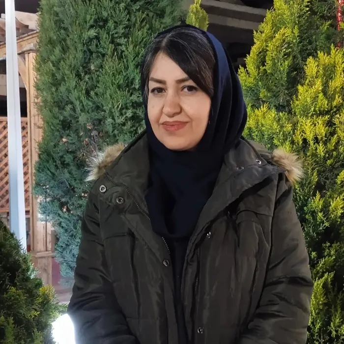 اسامی بازیگران سریال شیش ماهه + نام نقش های سریال با عکس 46 معصومه محمدی بازیگر نقش پیرزن واکری در سریال شیش ماهه