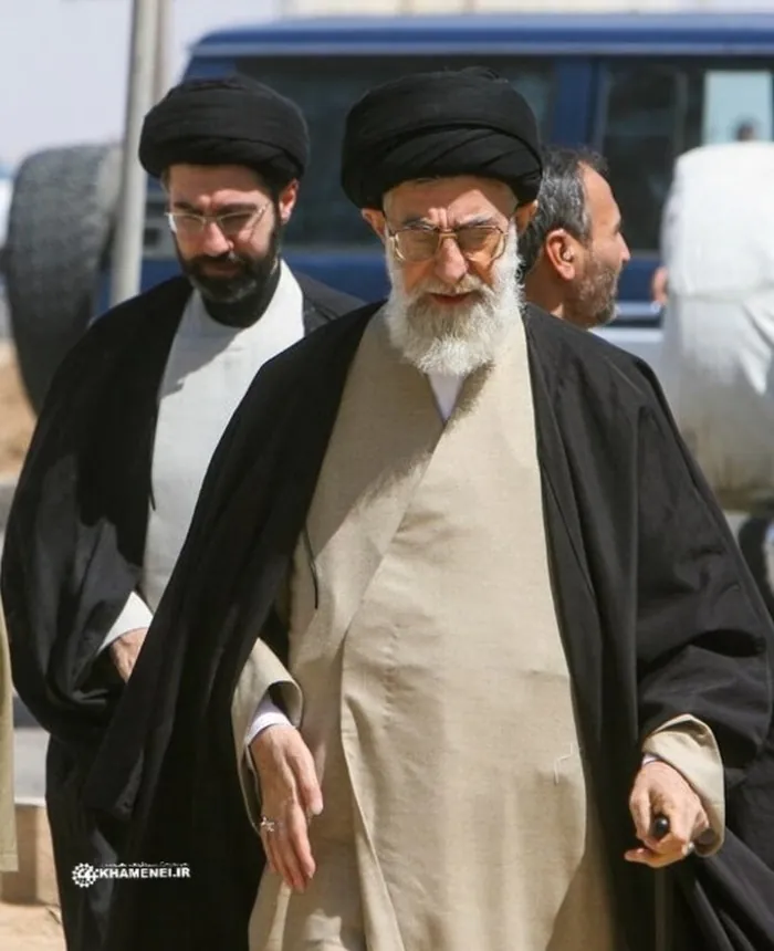 عکس رهبر شهید و سید مجتبی خامنه ای 3 عکس رهبر شهید و سید مجتبی 2
