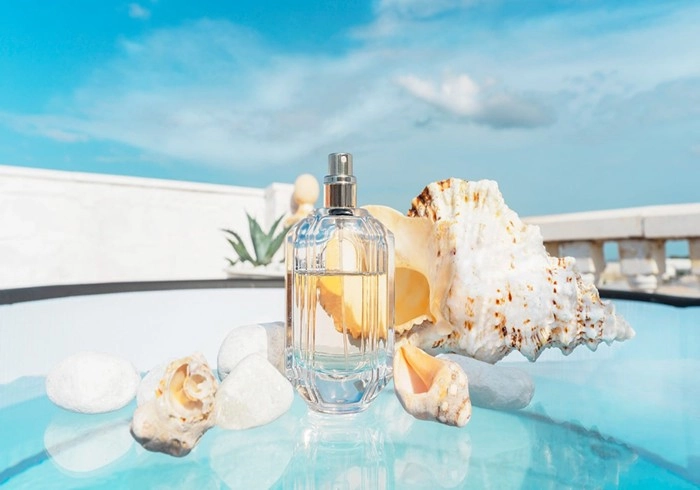 ۱۰ عطر پرفروش و خنک زنانه و مردانه مناسب تابستان 3 پرفروش ترین عطرهای خنک زنانه مناسب تابستان